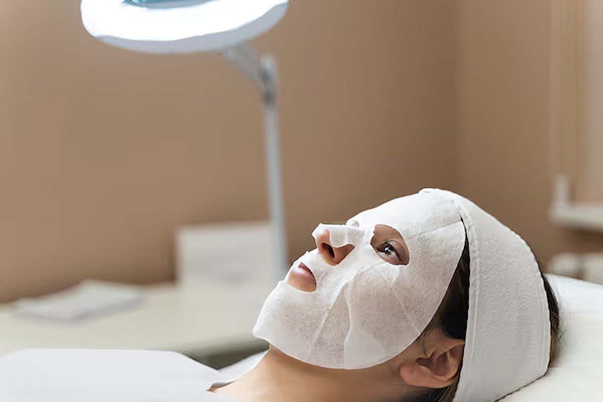 What Are the Benefits of Using a Light Therapy Face Mask?