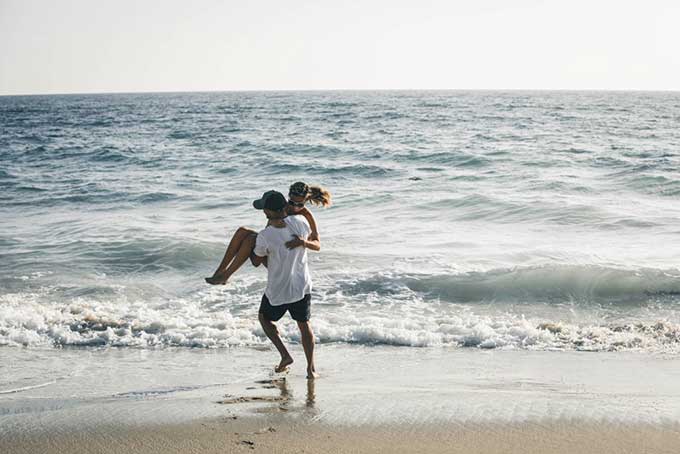 Do you feel like the honeymoon phase is over in your relationship?    Here are four R’s to help you bring the honeymoon back and keep it alive regardless of how long you have been together.